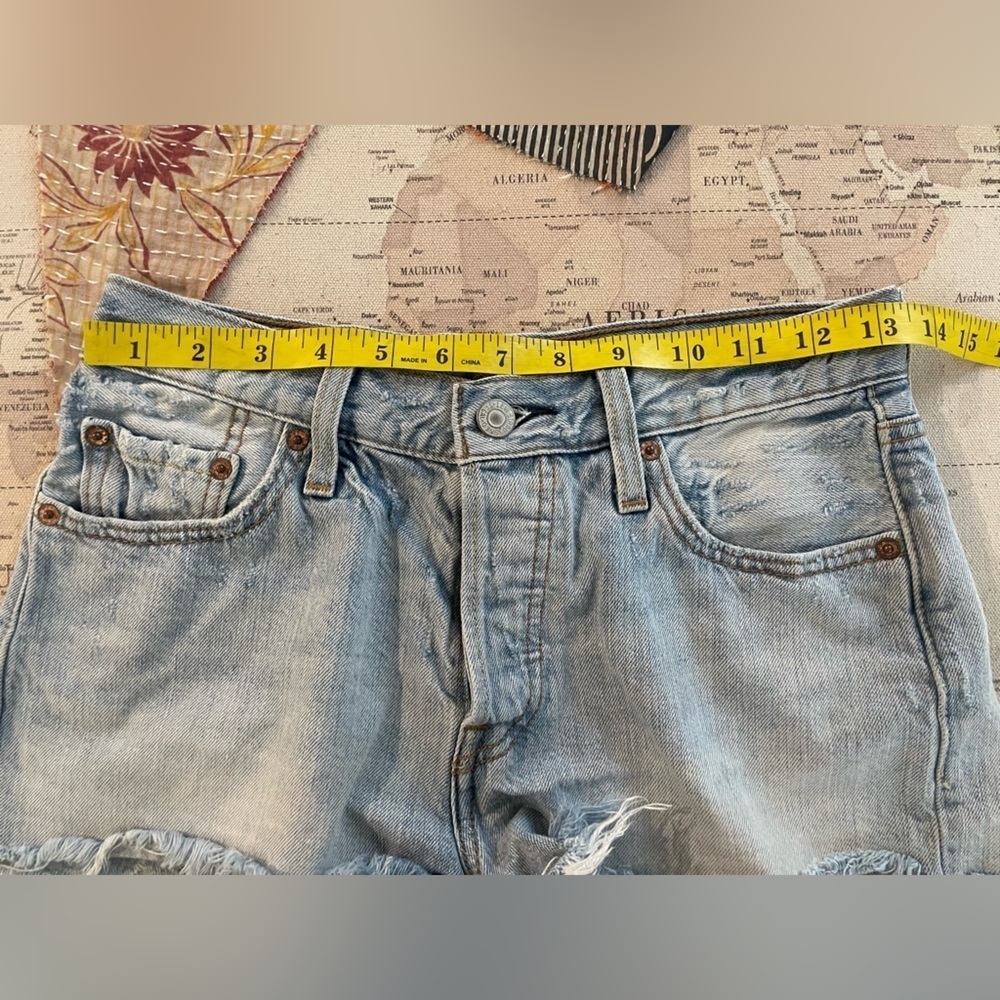 Levi’s 501 Buttonfly Frayed Denim Shorts Leather Patch Distressed - Picture 6 of 8